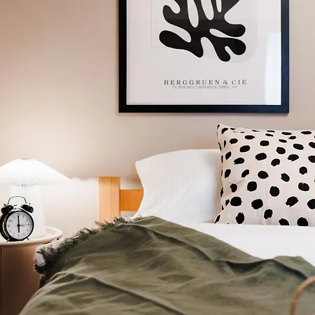 Foosball Frontyard Retreat Old Town Apartman *